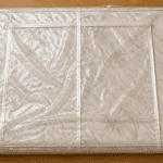 bache matelas transparente sur lit avec accessoires demenagement