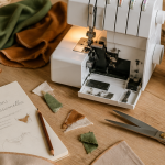 Surfileuse moderne avec accessoires sur table