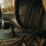 Application blackson anti-gravillon noir sur passage de roue, atelier carrosserie