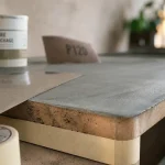 beton cire sur bois sur meuble, surface lissée grise
