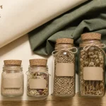 Déco bocaux : bocaux rangés et formats variés, anti bric-à-brac