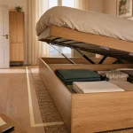 Lit pour petit chambre : lit coffre en bois clair, rangement intégré