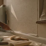 Pose toile de verre murale : bulles et raccords nets